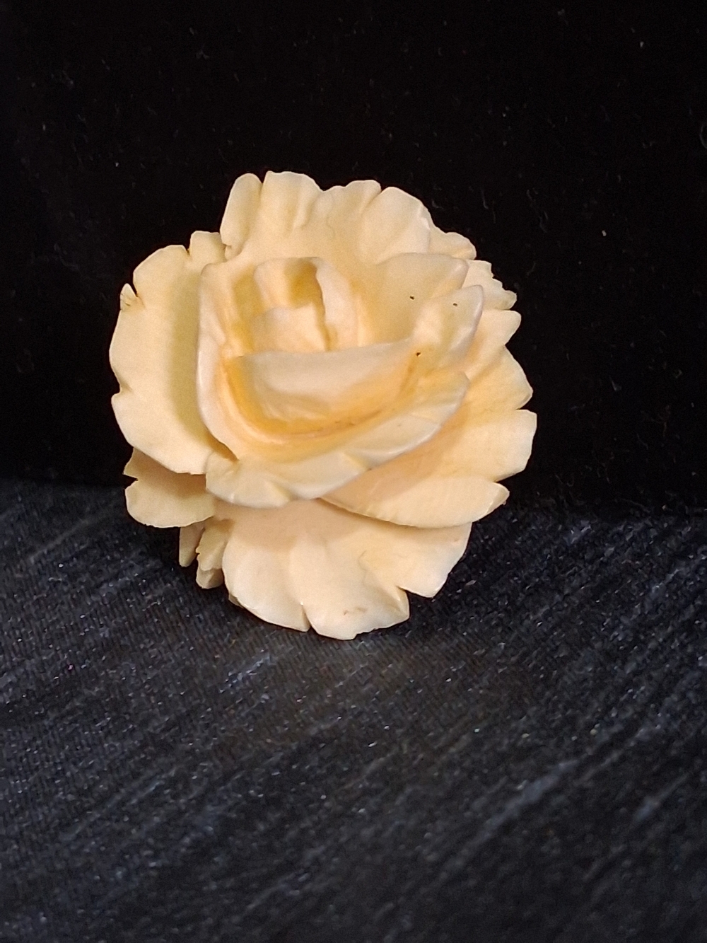 Vintige Alice Cavinrss Carved Rose Flower Brooch in Soft Cream Mid Century Pin
